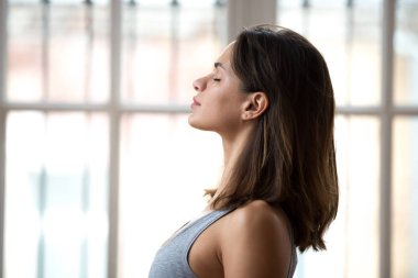 Çekici kadın kapalı gözler için yoga classe hazır ile ayakta