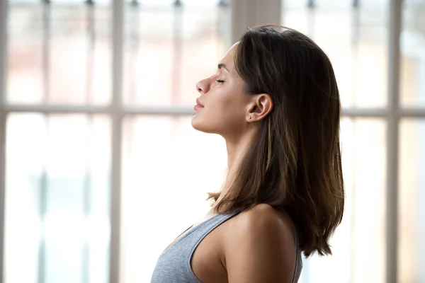 Wanita yang menarik berdiri dengan mata tertutup siap untuk kelas yoga — Stok Foto