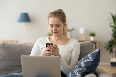 İstimal Smartphone vasıl ev gülümseyen kız manifatura