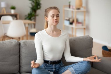 Sakin erkek ev kanepe, pratik yoga meditasyon