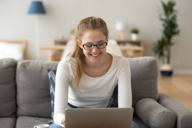 Mutlu erkek gözlük dizüstü evde kullanma