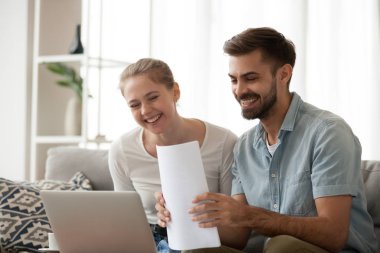 Mutlu karı koca alıcı olumlu banka haber heyecanlı