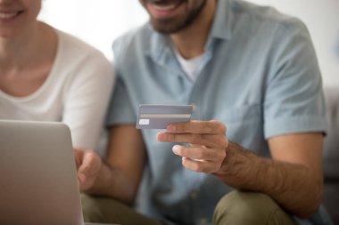 Kredi kartı alışveriş online tutan adam yakın çekim