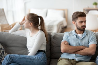 Kadın ve erkek ayrı ayrı kavgadan sonra kanepeye otur
