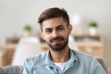 Erkek arıyorum kamera evde oturan gülümseyen portresi