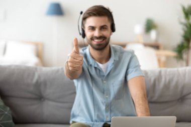 Heyecanlı adama göster hizmet tavsiye yukarı başparmak