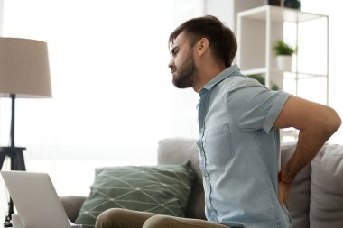 Yorgun erkek masaj geri sedanter yaşam acı