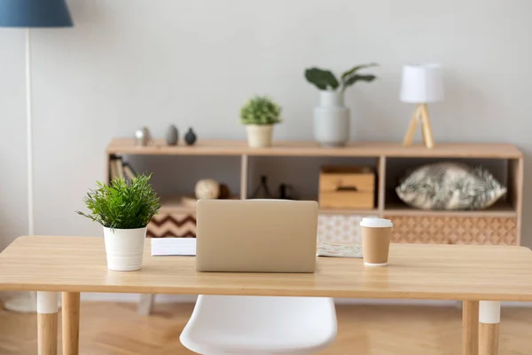 Gemütlicher Arbeitsplatz mit Laptop und Kaffee im Home Office Interieur — Stockfoto
