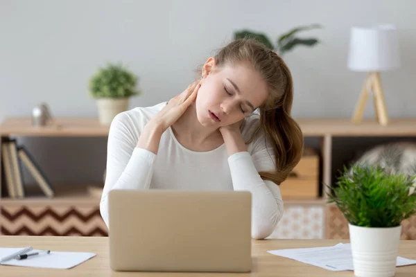 Moe meisje masseren van nek lijden aan rugpijn — Stockfoto