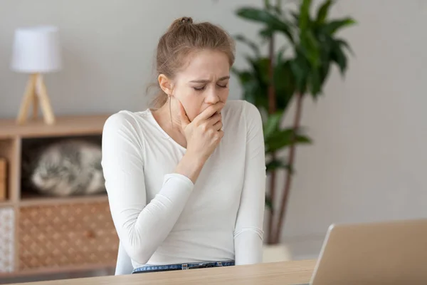 Moe vrouwelijke zucht werken bij laptop thuis — Stockfoto