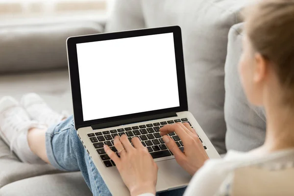 Κοντινό πλάνο Γυναίκα καθίσει στον καναπέ γραπτών μηνυμάτων σε φορητό υπολογιστή — Φωτογραφία Αρχείου
