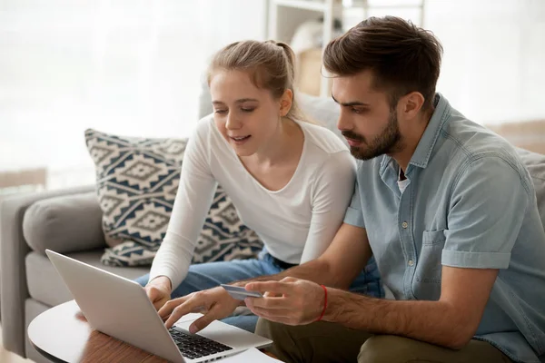 Millennial couple use credit card shopping online — Stock Photo, Image
