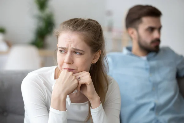 Nahaufnahme der jungen Frau weint nach Streit mit Ehemann — Stockfoto