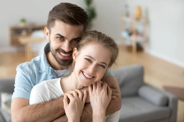 Portrait of happy couple posing for picture hugging — Stock Photo, Image