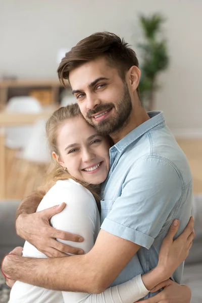 Portrait of millennial couple hugging posing for family picture — Stock Photo, Image