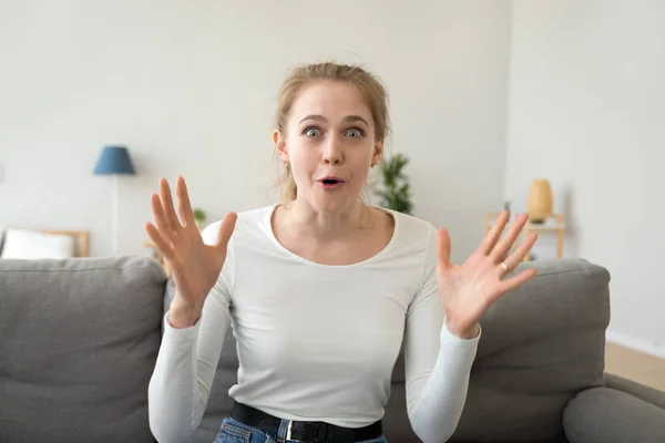 Возбужденная молодая женщина эмоционально говорить сделать видео-звонок — стоковое фото
