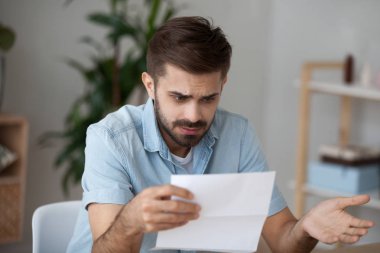 Karışık erkek news tarafından şok mektup okuma