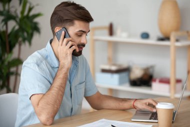 Dizüstü bilgisayar kullanarak hücre çalışma meşgul adam 