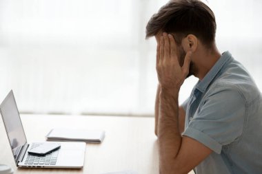 Baş ağrısı acı erkek işçi masaj tapınaklar bitkin