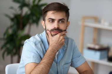 Düşünceli erkek göz kararı mesafe