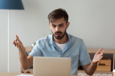 Karışık erkek işçi laptop fark uyarısını görüyorum şok