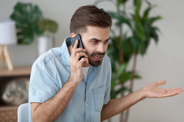 Homem irritado falando sobre problema de trabalho de resolução de smartphones — Fotografia de Stock