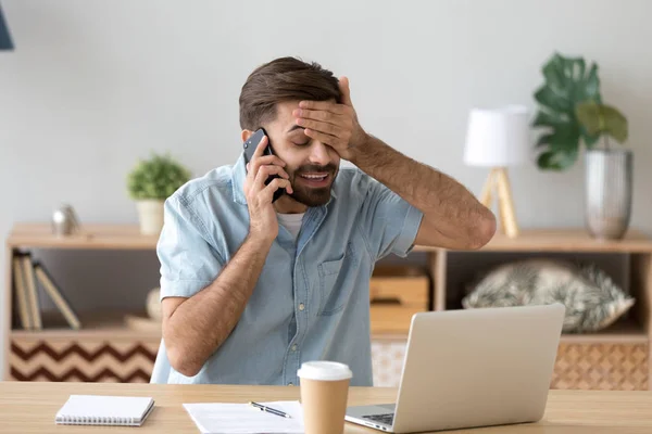 Homem feliz trabalhando se sentir aliviado ouvir boas notícias sobre celular — Fotografia de Stock