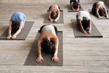 Bir grup çocuk egzersiz, Ba yapmak pratik yoga dersi, insan