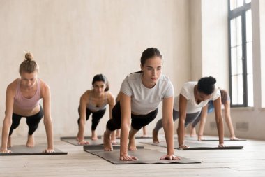 İnsanlar yoga, Push up veya basın ups Grup