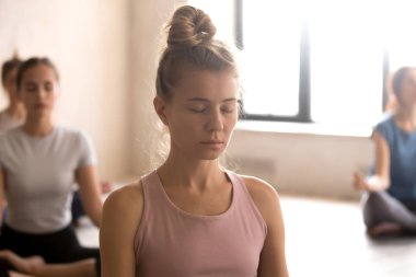 Çekici kadın, gözleri ile meditasyon, yoga egzersiz yaparak kapalı