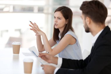 Yeni proje tartışıyor konuşma ciddi emin iş kadını 