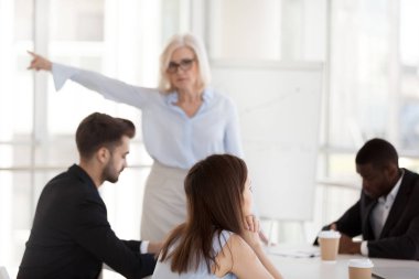 Hoşnutsuz çalışanın olgun kızgın executive l için soran yok sayılıyor
