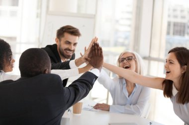 Heyecanlı çok ırklı ofis çalışanları grup veren hig ilişkilendirir