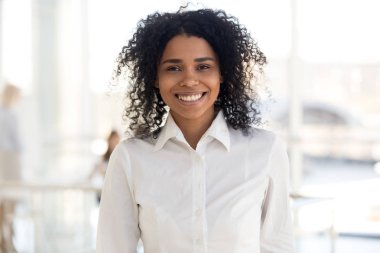 Gülümseyen genç Afrikalı kadın çalışan veya office portrai stajyer