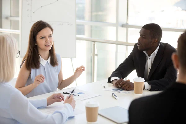 Kobieta lider pracownik lub zespół, mówiąc o zróżnicowanej grupy spotkania — Zdjęcie stockowe