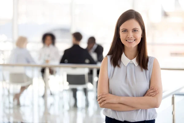 Tusenåriga kvinnliga teamledare som poserar i moderna kontor, porträtt — Stockfoto