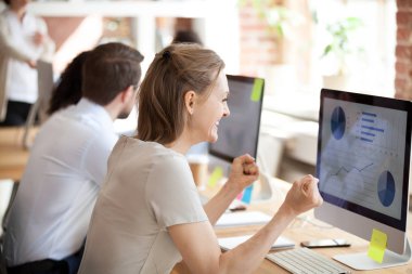 Mutlu işkadını ekranına, bakarak yumruk kenetlenmesi