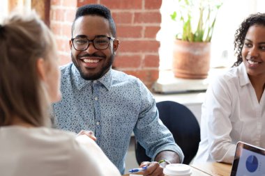 Gülümseyen Afrikalı-Amerikalı işadamı, Toplantı şirket