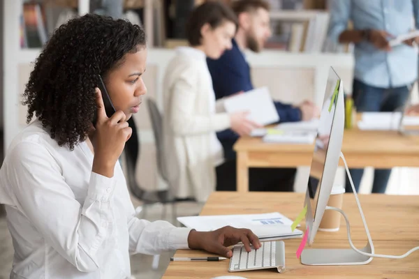 African American female worker consulting client by phone — Stock Photo, Image