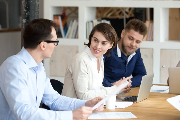 Lachende vrouw kijken naar collega bij briefing, vergadering — Stockfoto