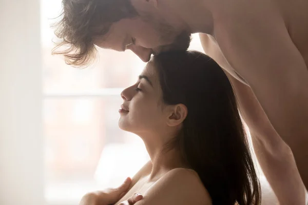 Passionate boyfriend kiss girlfriend head during foreplay — Stock Photo, Image