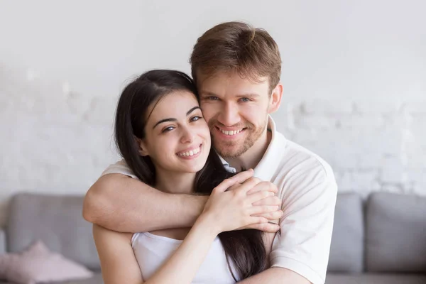 Portrait de la tête de l'amour embrassant couple heureux — Photo