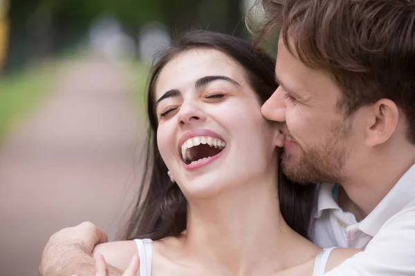 Aimer l'homme chatouiller et embrasser la femme riante à l'extérieur — Photo