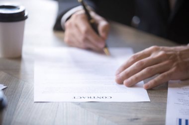 Takım elbiseli adam işaretler sözleşme ile iş ortağı, istihdam con