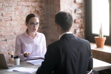 İstemci, Genç kadın öneren sözleşmenin koşulları açıklar.