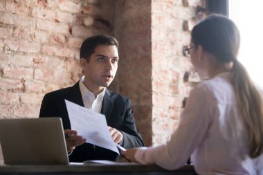 Öfke patron çalışan, belgede hata işaret için konuşuyor