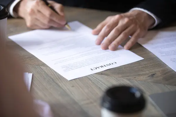 Man in pak tekent contract met een zakenpartner, werkgelegenheid c — Stockfoto