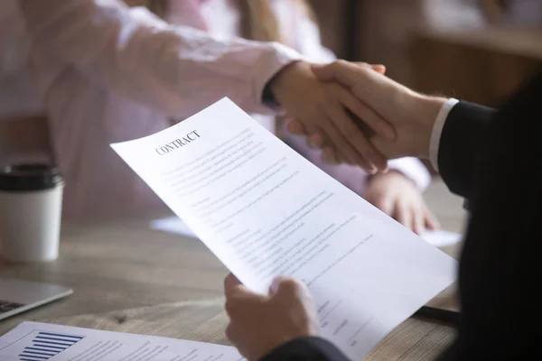 Negocios socios apretón de manos después de firmar un contrato . — Foto de Stock