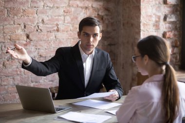 Rahatsız patron puan çalışan belge hata nedeniyle kapıda.