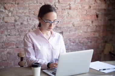 Konsantre işkadını gözlüklü laptop arıyorum.